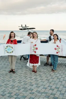 Рушник простягається набережною на заході сонця