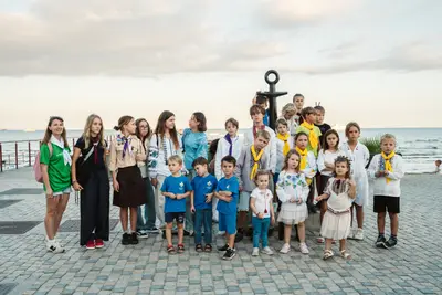 Діти й підлітки громади Ларнаки біля памʼятника-якоря